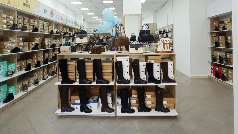 Sezon Берегове: інтер’єр магазину «Сезон взуття» на пл. Кошута, 5