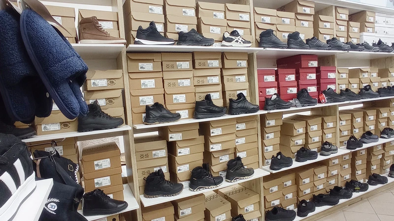 Sezon Берегове: стелажі з кросівками — пл. Кошута, 5