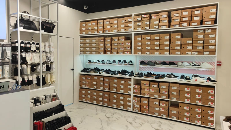 Інтер’єр магазину Sezon Мукачево в ТЦ Varosh з великим вибором взуття та аксесуарів