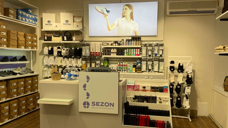 Кассовая зона магазина Сезон обуви в Надворной с аксессуарами, носками и средствами ухода