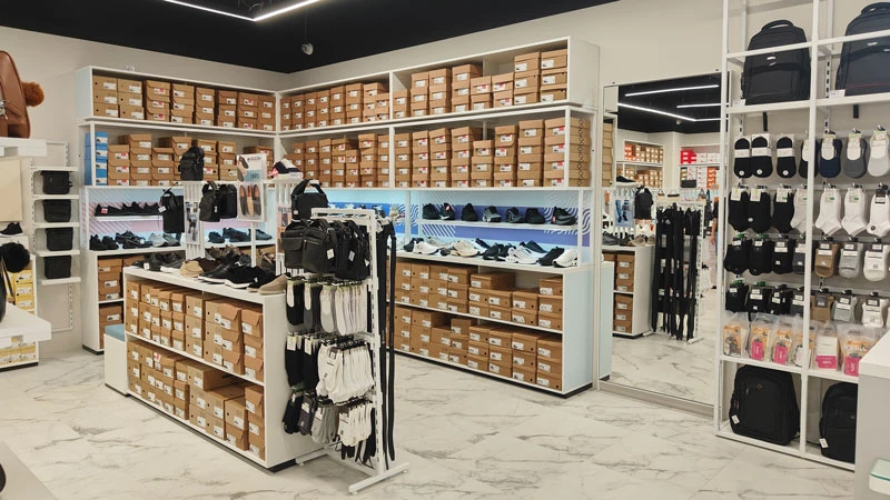Світлий інтер’єр магазину Sezon Мукачево з жіночим і чоловічим взуттям на полицях