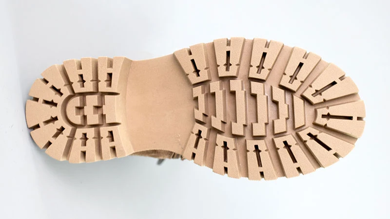 Протекторна підошва трекінгового взуття для захисту від вологи та слизьких поверхонь