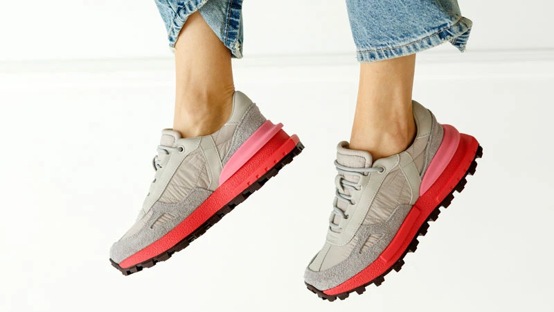 Кроссовки с яркой массивной подошвой — один из трендов 2026 года
