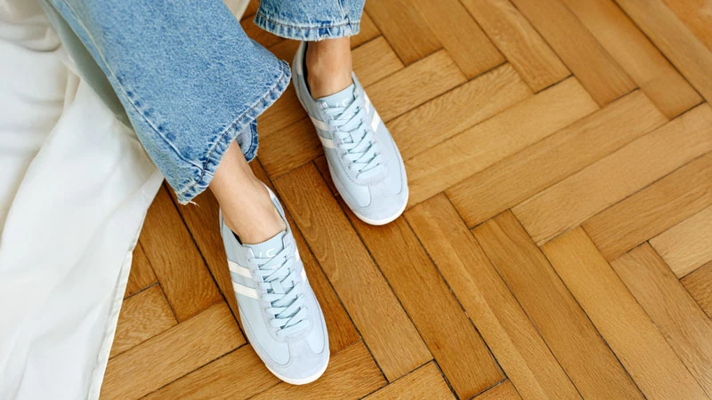 Светлые кроссовки в повседневном образе с джинсами — модный тренд сезона 2026