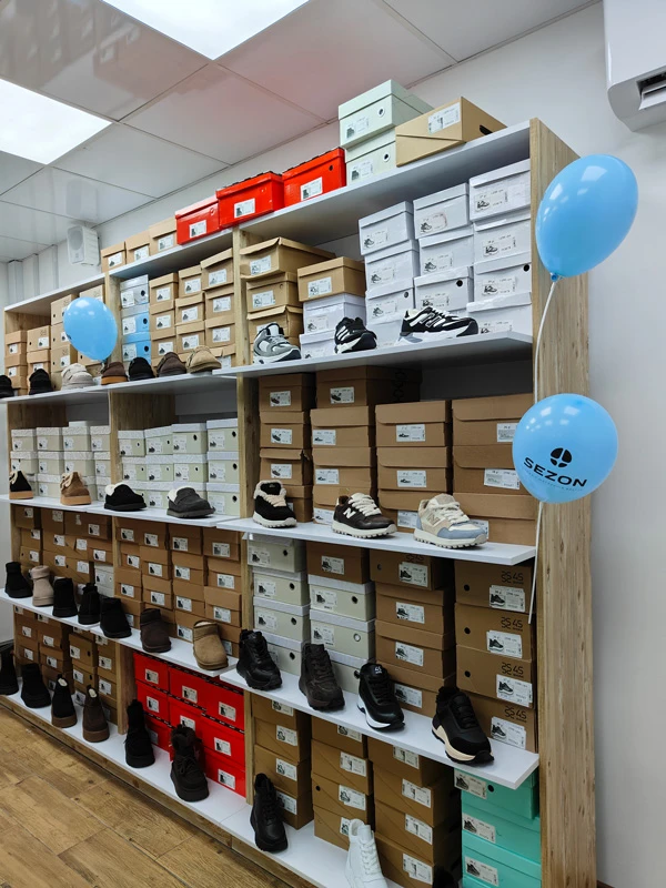 Открытие магазина Sezon в Виноградове – стеллажи с коробками обуви, моделями на полках и фирменными шарами