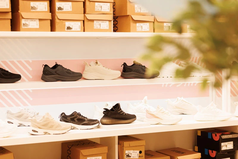 кросівки, кеди жіночі та чоловічі