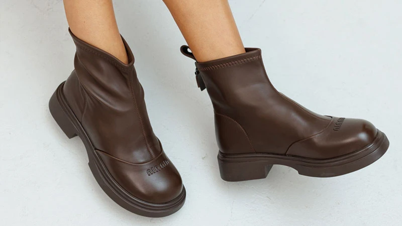 Коричневые женские ботинки из гладкой экокожи на массивной подошве — пример качественной обуви из экокожи
