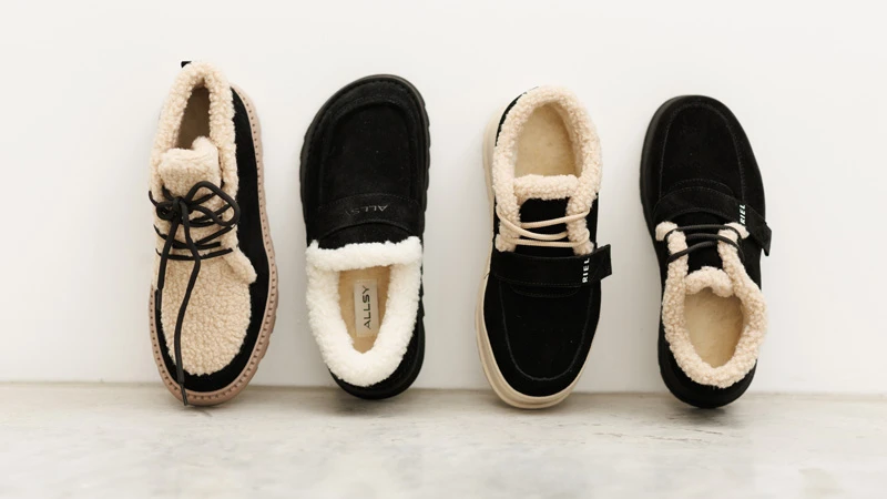 Чотири пари чорних жіночих угг із бежевою хутряною підкладкою, різні моделі на білому фоні.