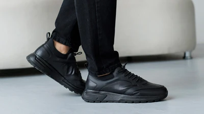 Чоловічі чорні шкіряні кросівки на шнурівці з масивною підошвою