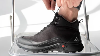 Мужские черные зимние кроссовки с высоким задником и рельефной подошвой