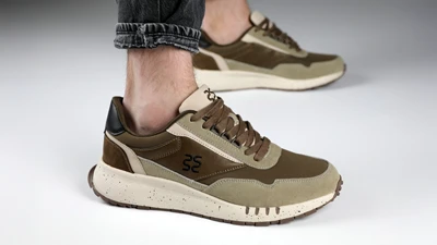 Чоловічі кросівки кольору хакі на високій світлій підошві
