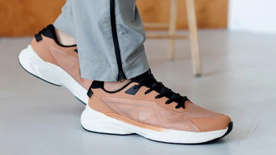 Мужские бежевые кроссовки в сетку