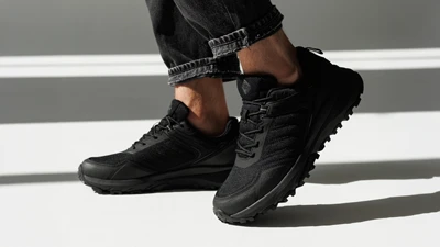 Чоловічі чорні трекінгові кросівки