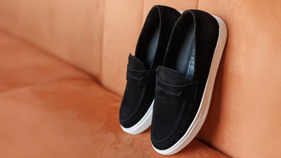 черные замшевые мокасины с белой подошвой