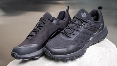 Чоловічі чорні короткі зимові кросівки з рельєфною підошвою