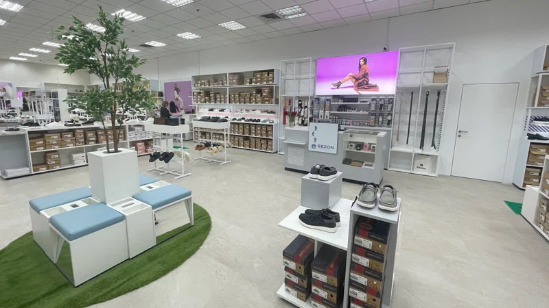 зручна примірочна під деревом