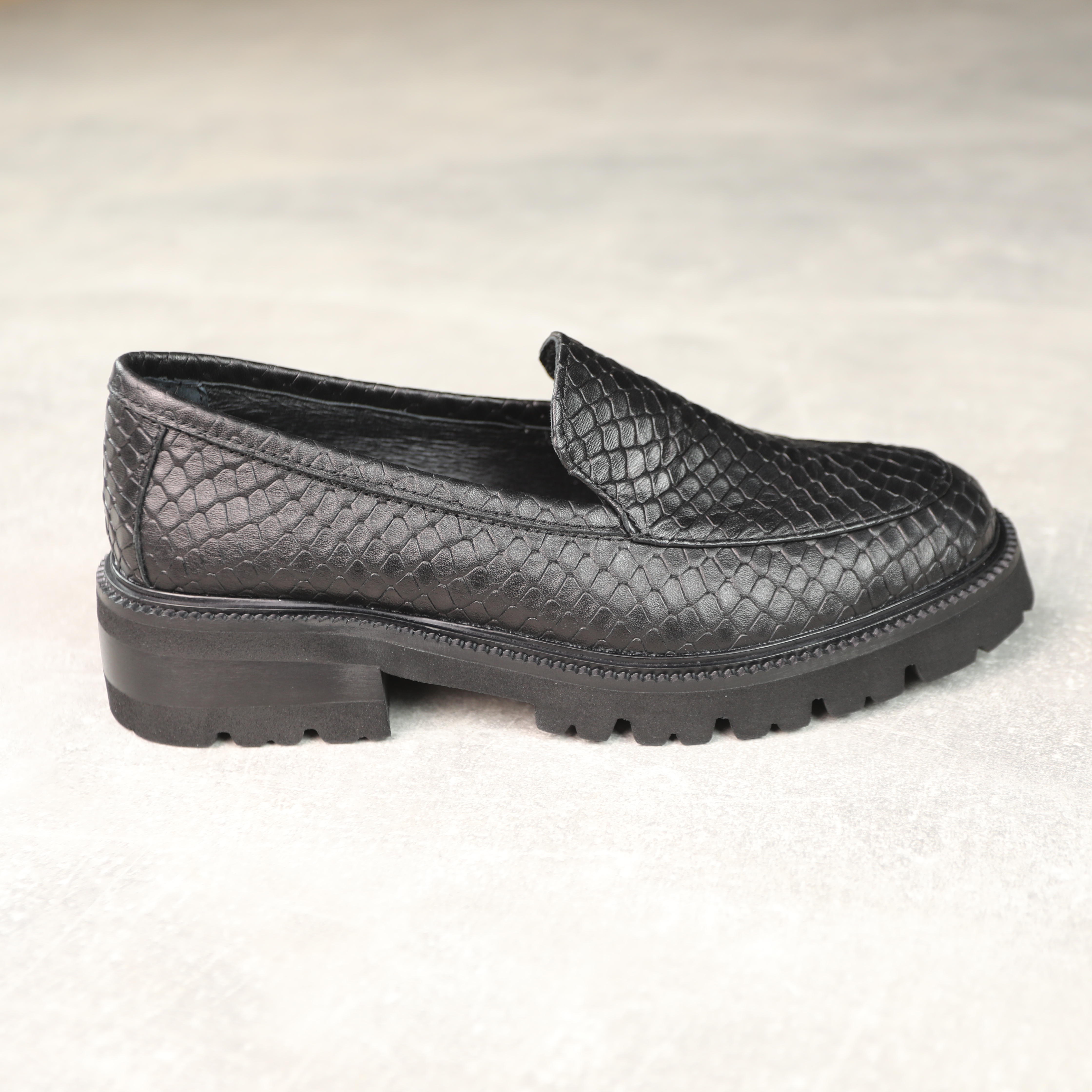 Лофери жіночі шкіряні на тракторній підошві 588273 Чорні розпродаж