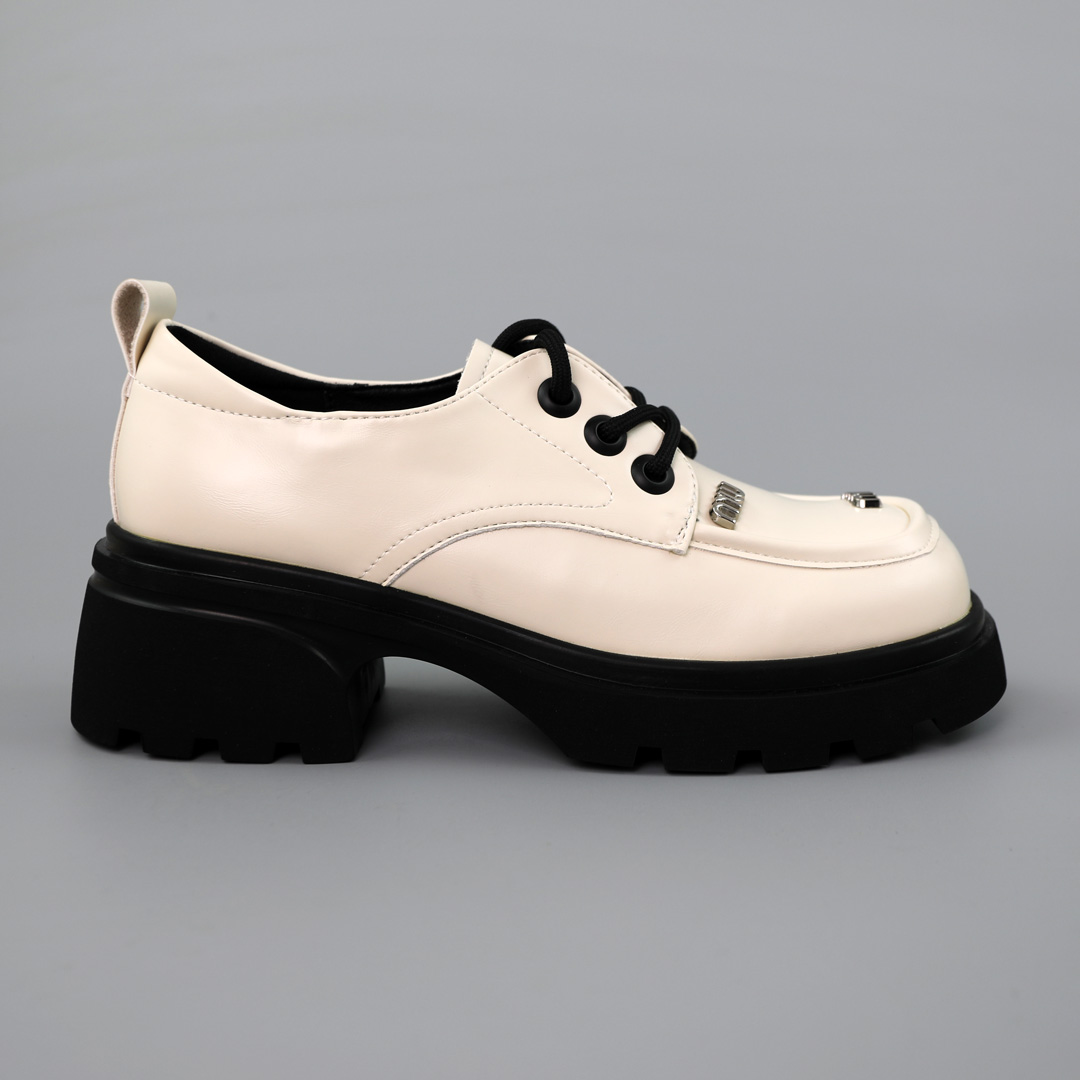 Лофери жіночі на тракторній підошві 589502 Молочні