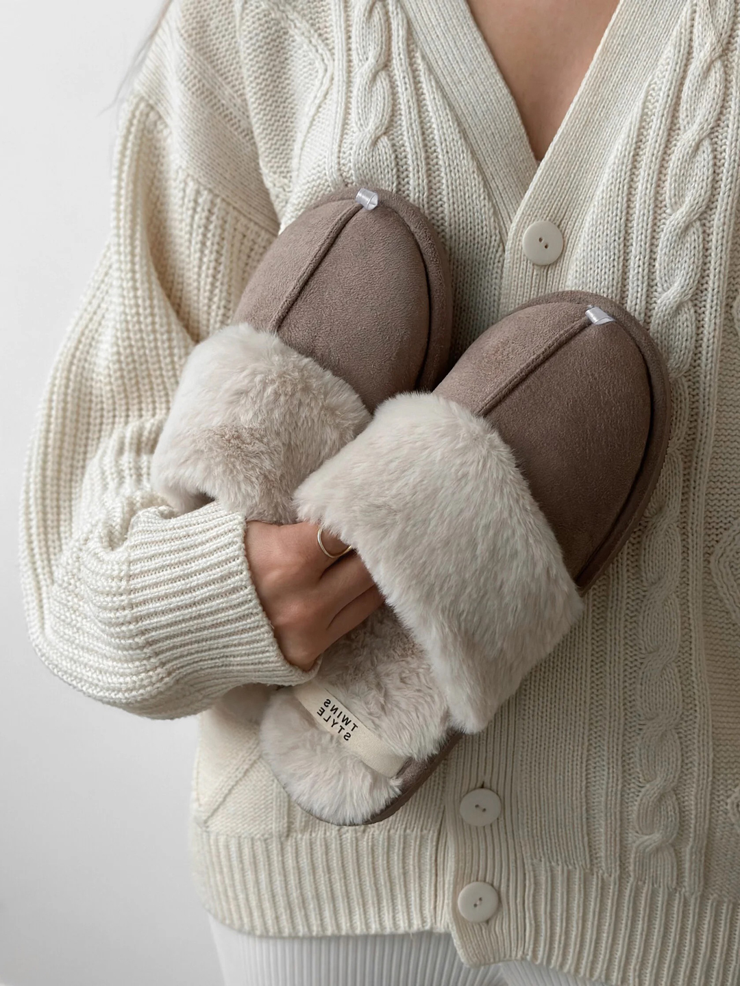 Домашние тапочки с меховым изнанкой 587726 Бежевые