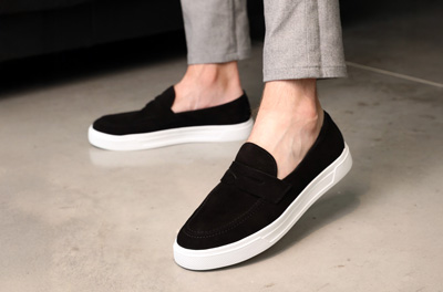 Чоловічі чорні замшеві мокасини 42 розміру на білій підошві, вигляд збоку на нозі