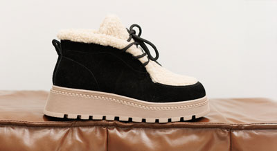 Чёрные женские демисезонные ботинки на платформе со светлой подошвой и меховой вставкой, со шнуровкой